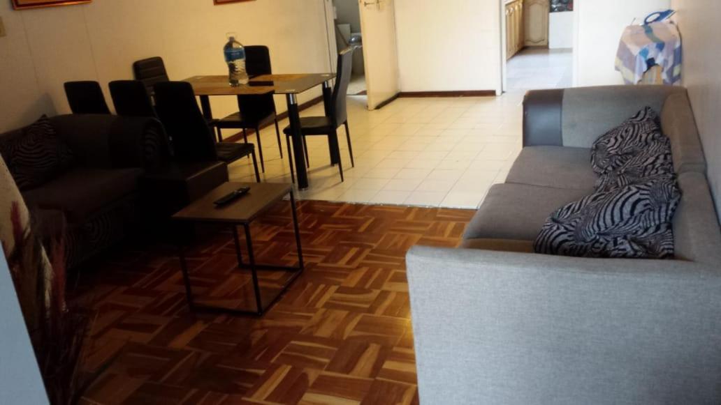 Rosebank Accommodation Йоханнесбург Экстерьер фото