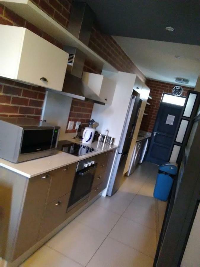 Rosebank Accommodation Йоханнесбург Экстерьер фото